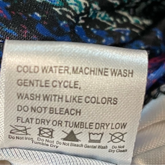 Short sleeved tunic with a vertical slowing patters of rainbow colours - Picture 5 of 6